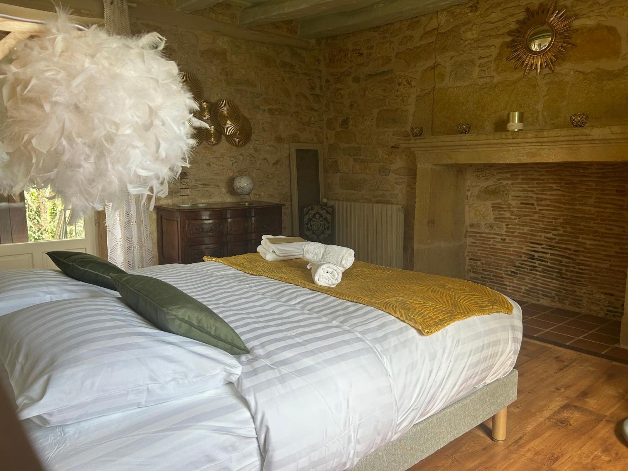 Demeure Du Vallon - Chambres D'Hotes De Charme Azerat ภายนอก รูปภาพ